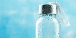 botella de agua de cristal